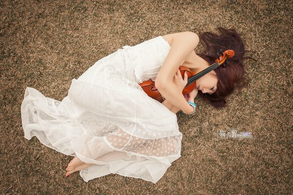 Belle fille dans une Couronne avec un violon