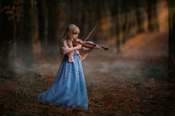 Pequeña violinista en el bosque oscuro