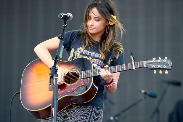 Mädchen spielt Gitarre