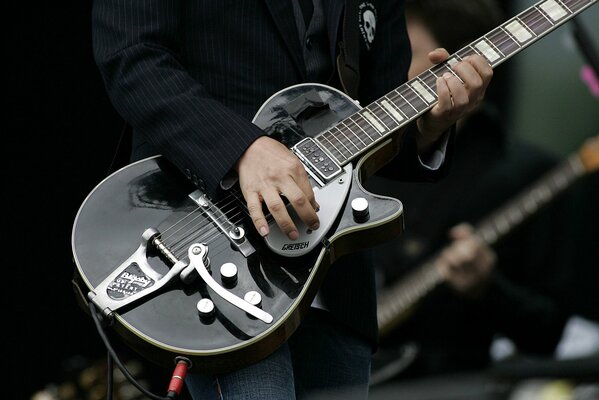 Tocar la guitarra eléctrica en un concierto