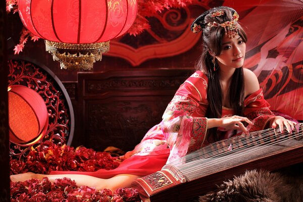 Elegante chica Oriental con un instrumento musical de cuerda