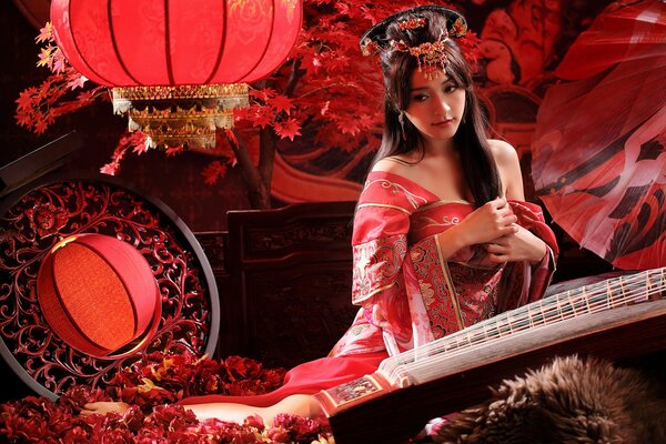 Elegante chica Oriental con un instrumento musical