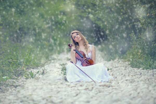 Zdjęcie dziewczyny skrzypaczki na łonie natury