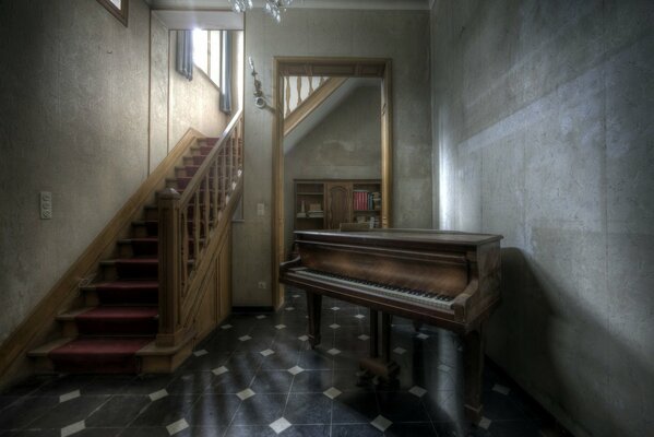 Piano en el vestíbulo de una antigua casa