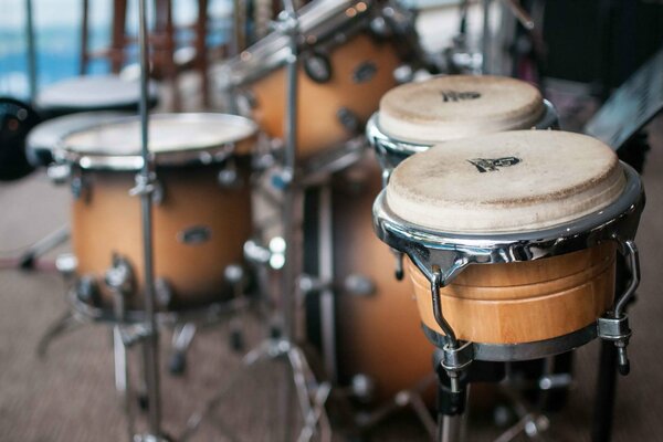 Fondo con instrumentos musicales de percusión