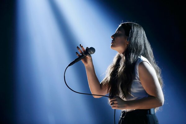 Cantante neozelandese Lorde con microfono sul palco