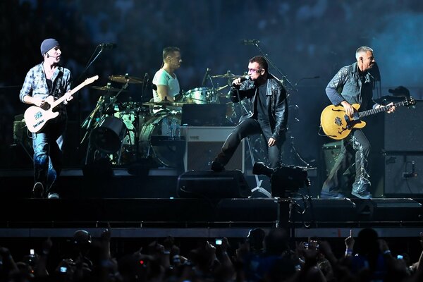 Concierto en el escenario. Banda de rock