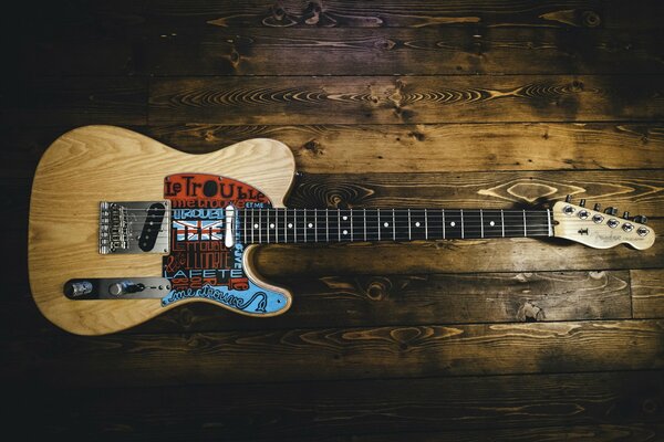 Guitare couchée sur une table en bois