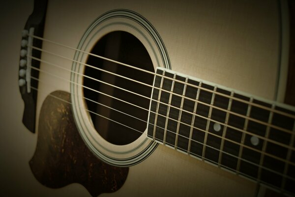 Foto macro di una chitarra acustica a sei corde