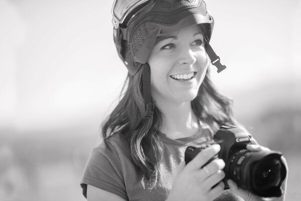 Chica fotógrafo en el casco