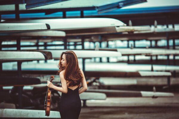 Bella ragazza con violino foto