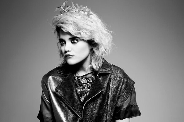 Sky Ferreira en una chaqueta de cuero y con delineador de ojos negro