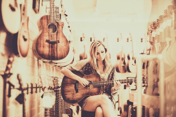 Foto de una chica en una tienda de guitarras