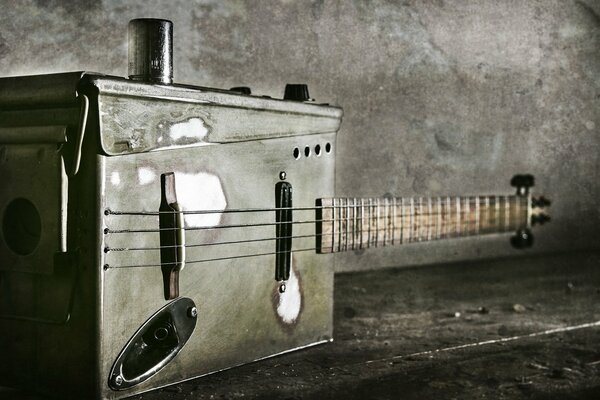 Un instrument de musique Vintage est représenté sur un fond gris