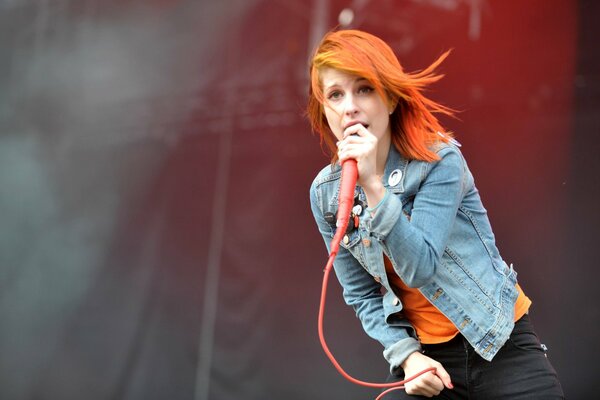 Hayley Williams performance on the outdoor stage