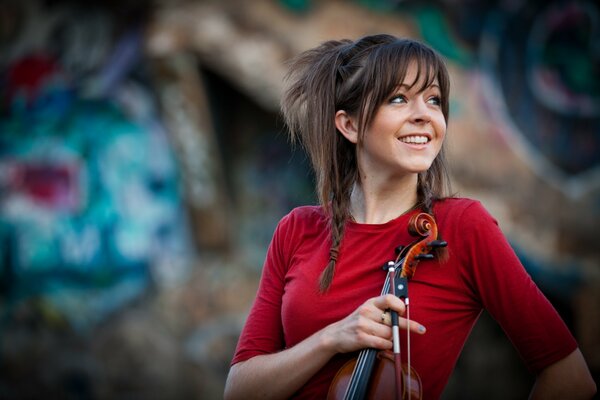 Piękna Lindsey Stirling trzyma skrzypce