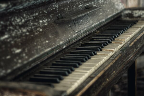 Solitaire vieux piano défectueux