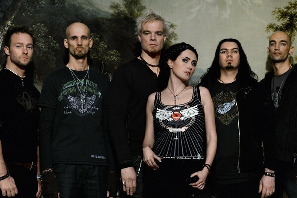 Gruppe Within Temptation im Hintergrund der Waldlandschaft