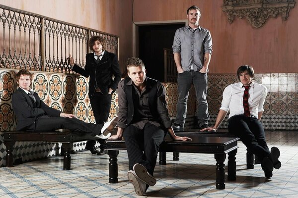 A group of instrumental guitarists Onerepublic