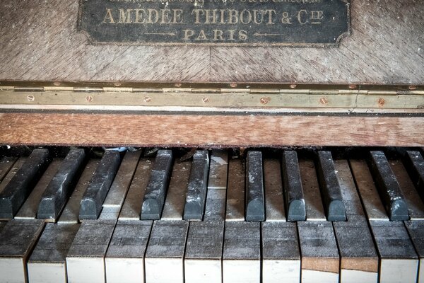 La música en el viejo piano toca