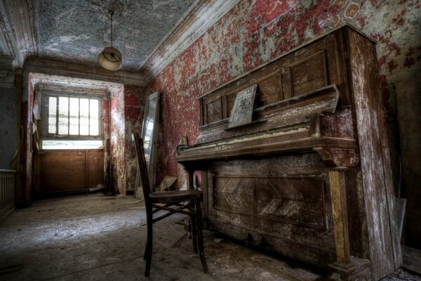 Un piano en ruinas en un Apartamento abandonado