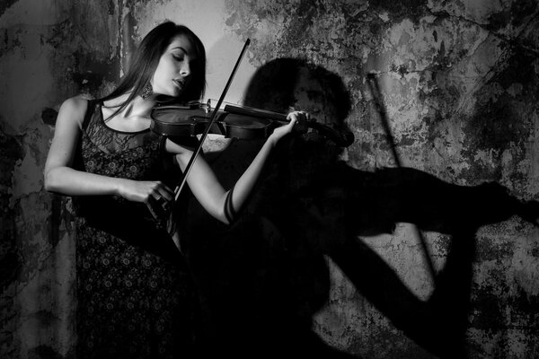 Девушка играет на скрипке, падает тень