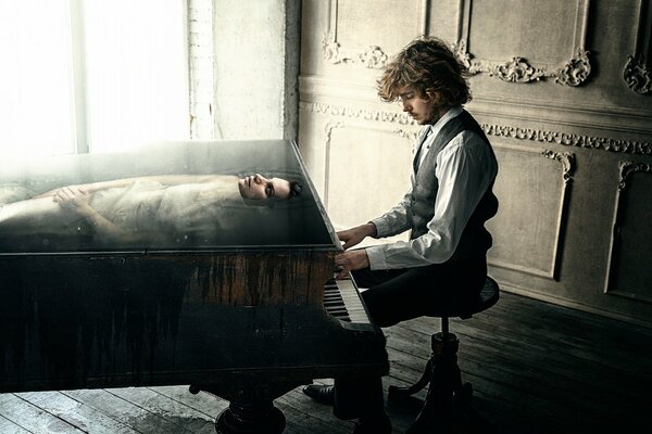 Belle séance photo de pianiste avec une fille à l intérieur du piano