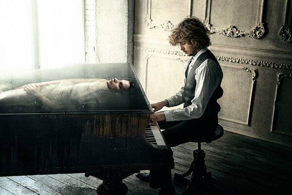 Bellissimo servizio fotografico di pianista con ragazza all interno del pianoforte