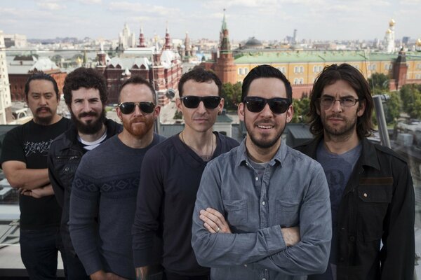 Mitglieder des Linkin Park vor dem Hintergrund des Moskauer Kremls