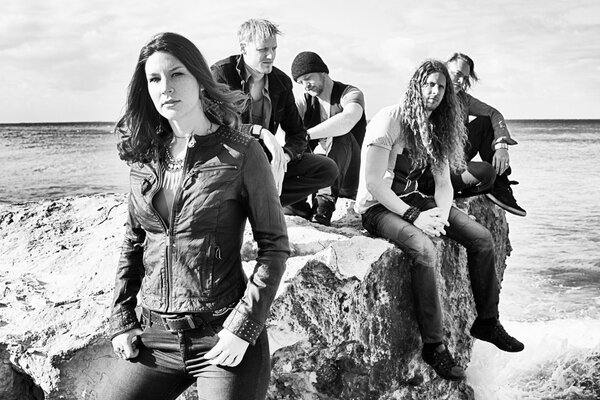 Gruppe Delain am Ufer sitzen auf Steinen