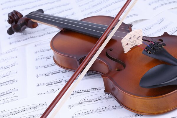 The violin and the bow are on the notes