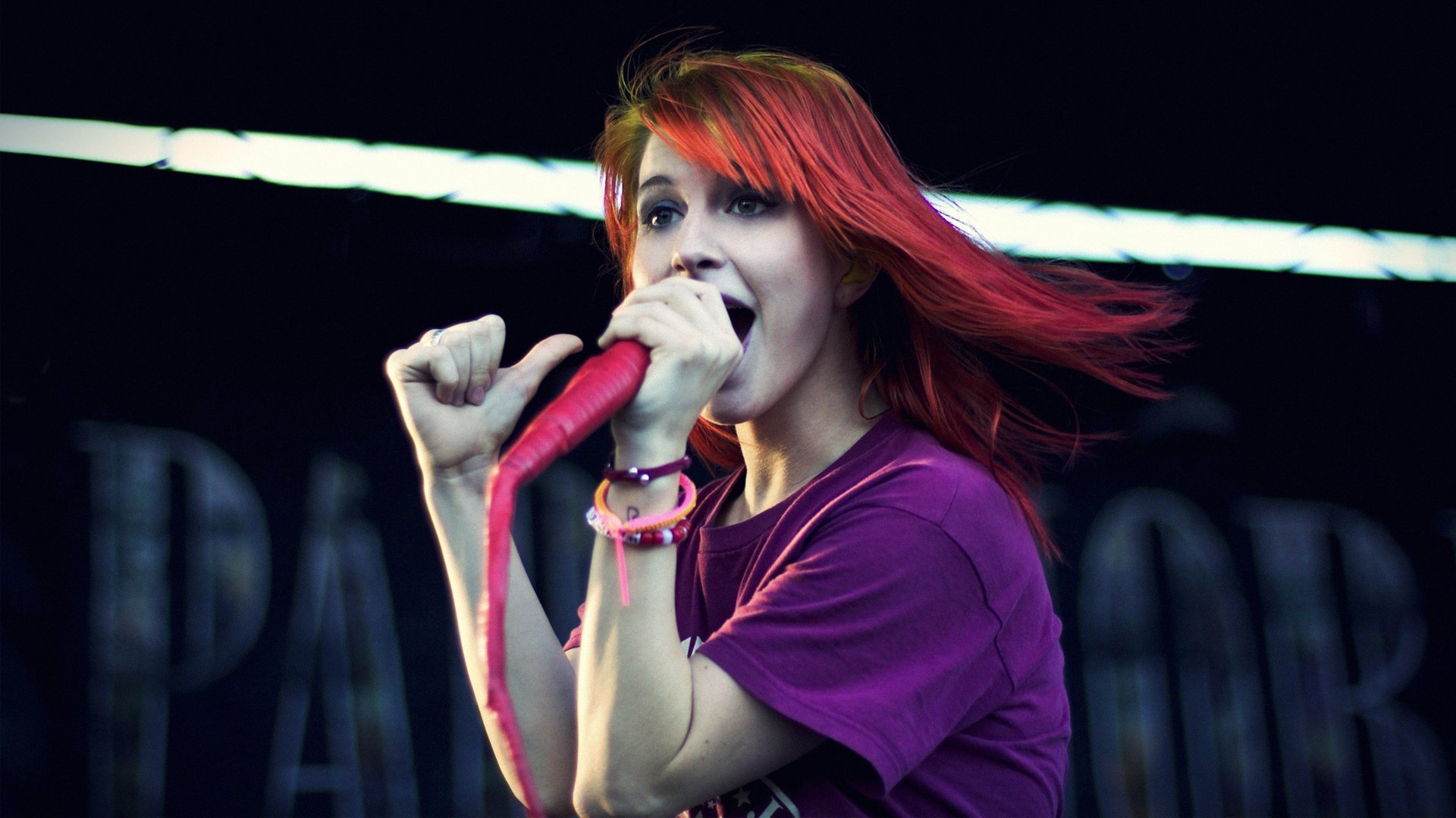 haley williams paramore fille chanteur concert microphone scène