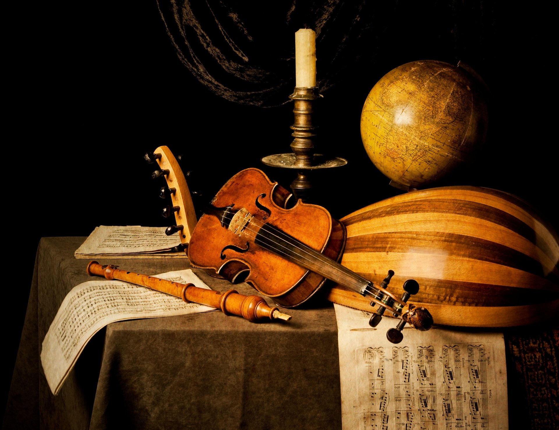 natura morta musicale violino spartiti pipa globo candela