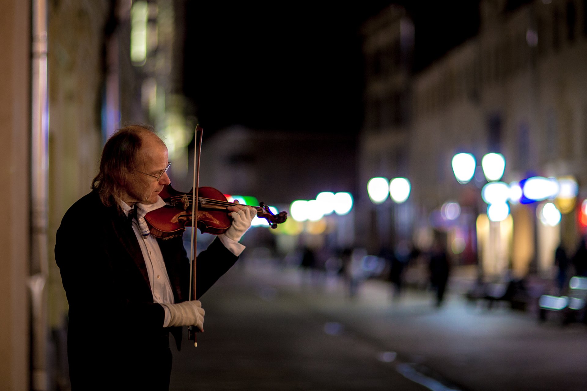 violoniste rue ville nuit