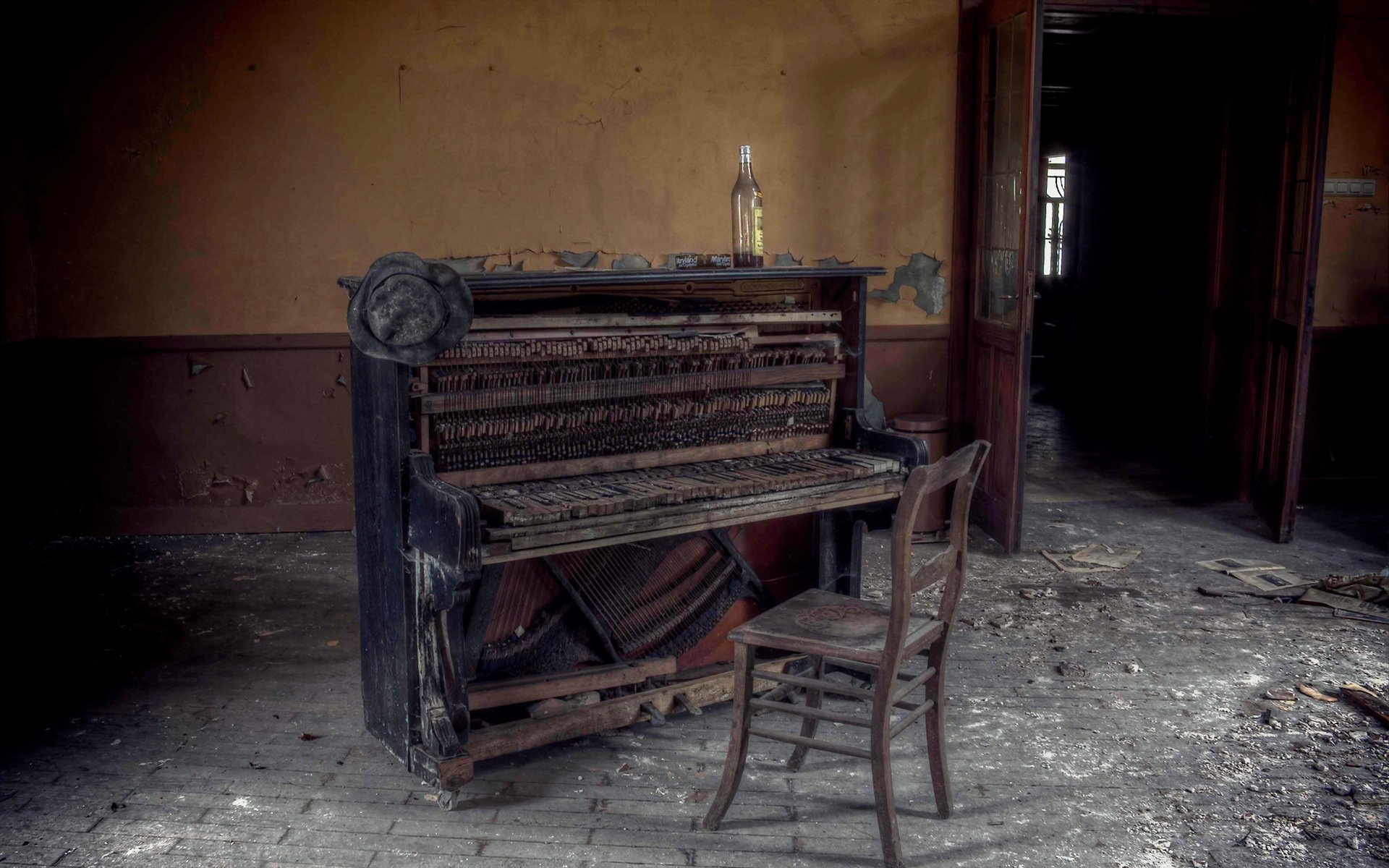 piano chaise bouteille musique