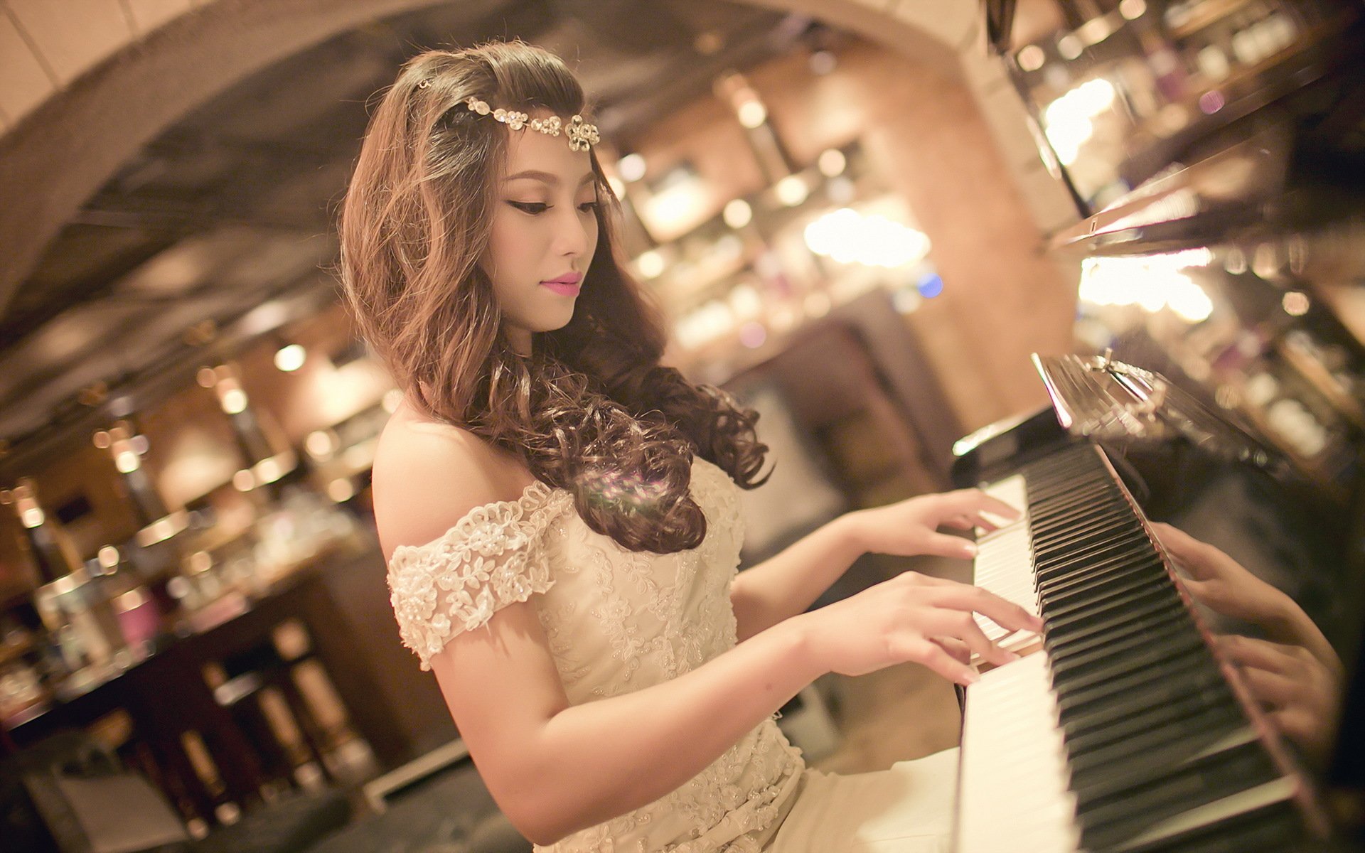 ragazza asiatica pianoforte musica