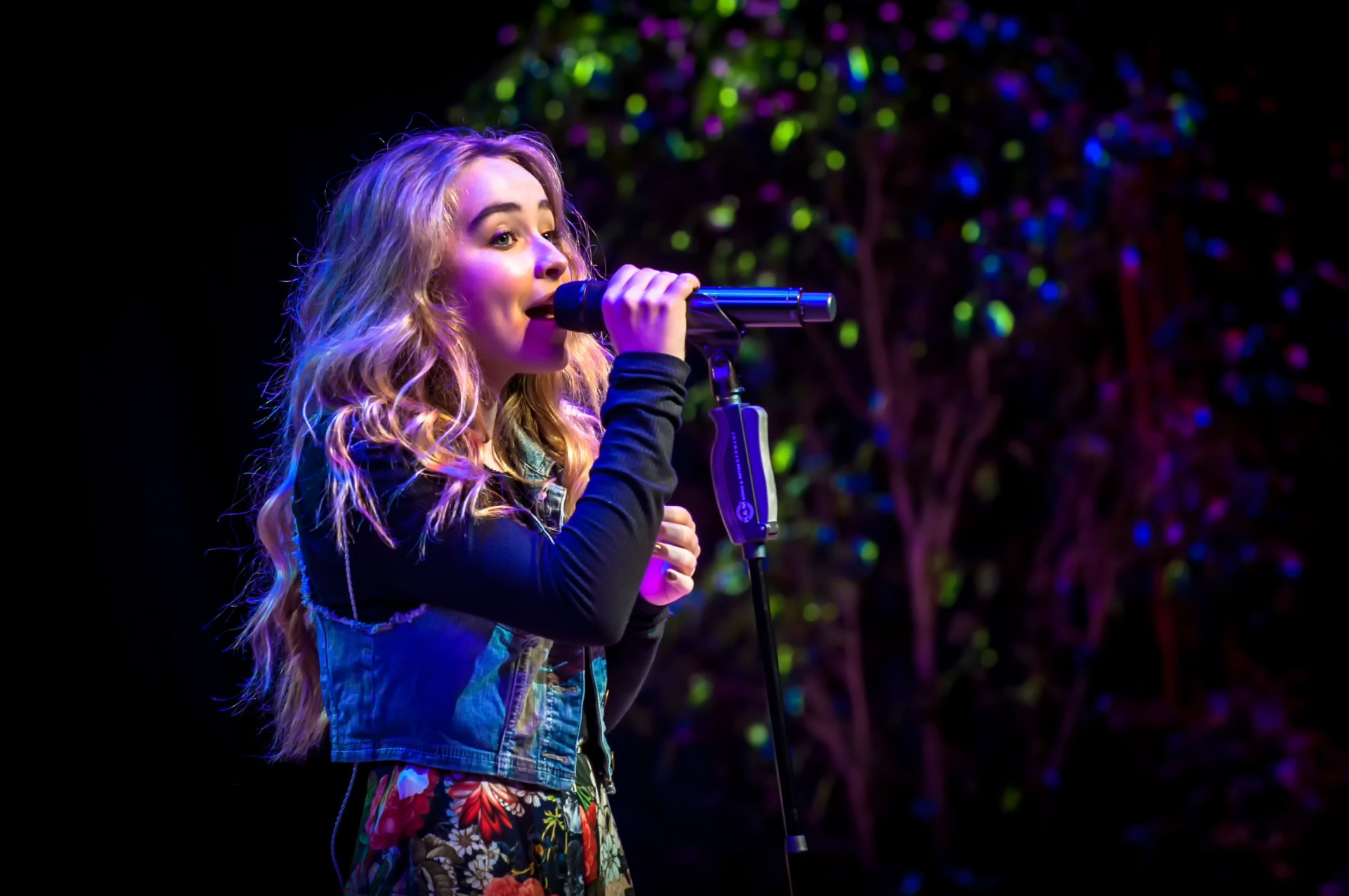 sabrina carpenter attrice cantante ragazza conquista il mondo