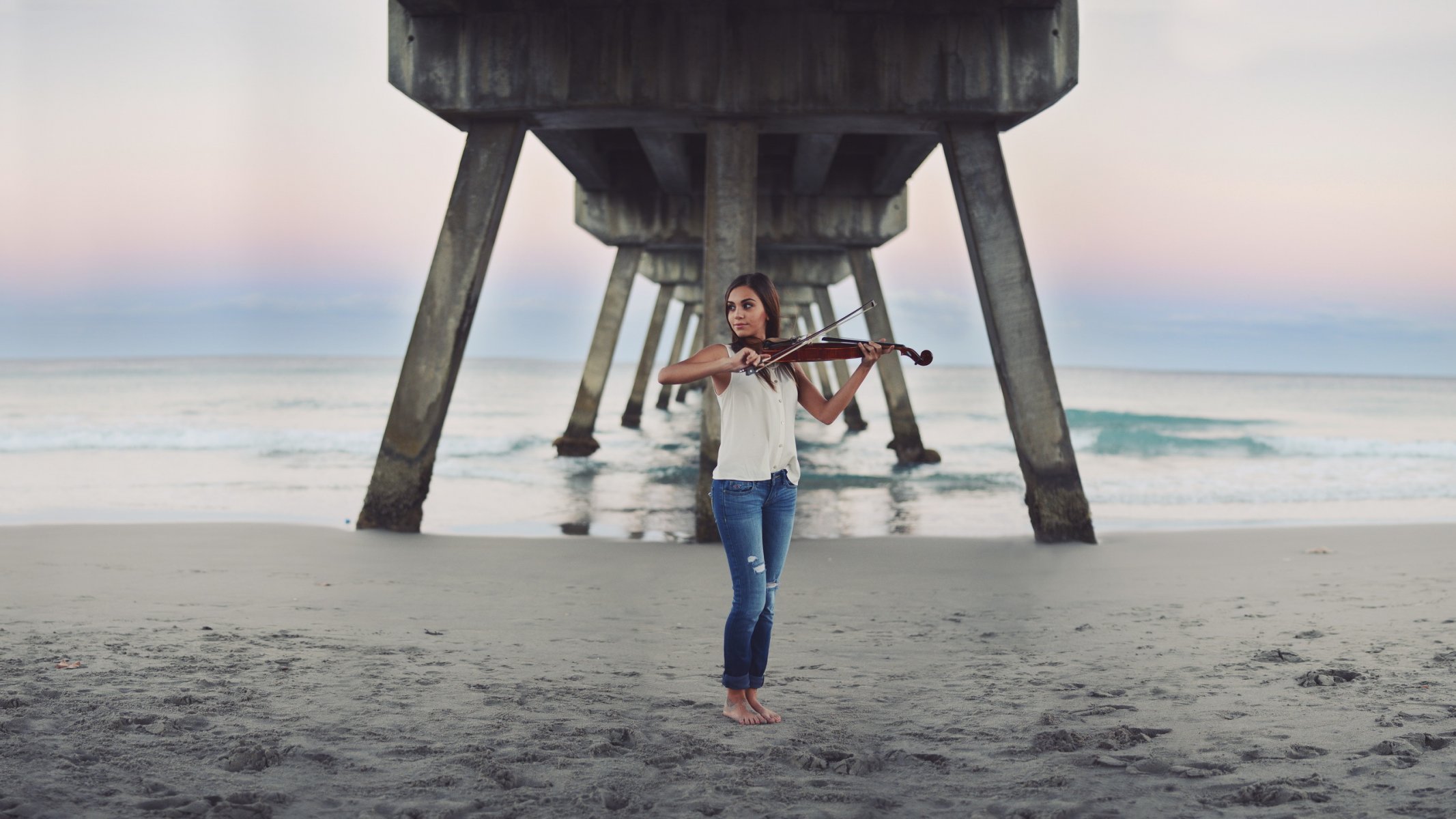 chica violín música mar puente