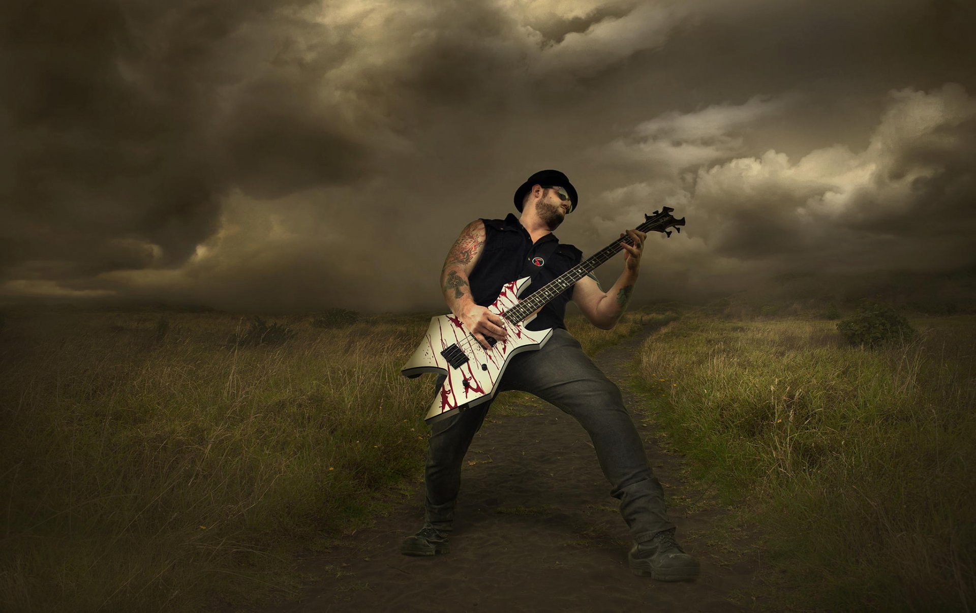 guitarrista rock tormenta nubes