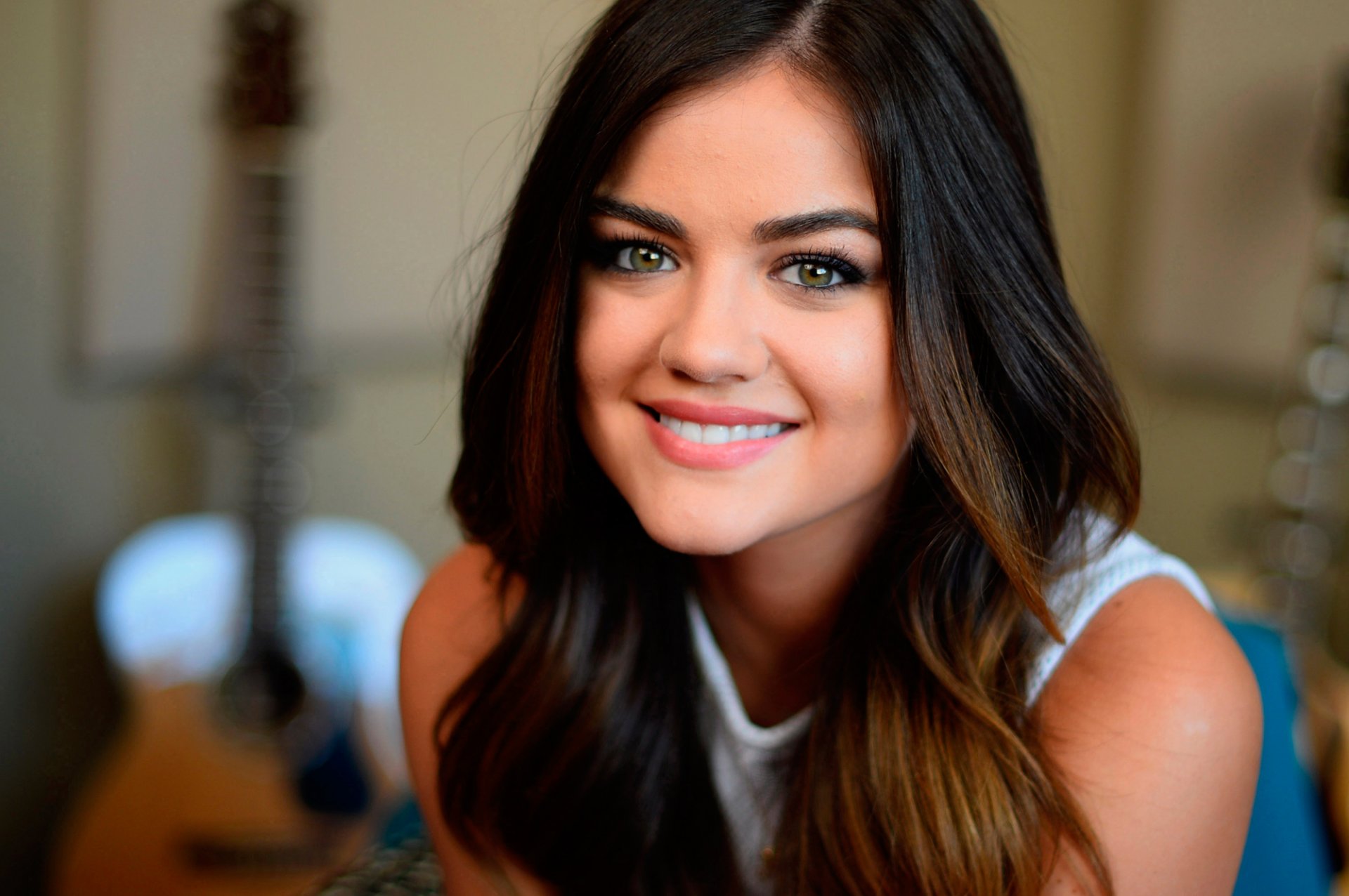 lucy hale porträt gitarre