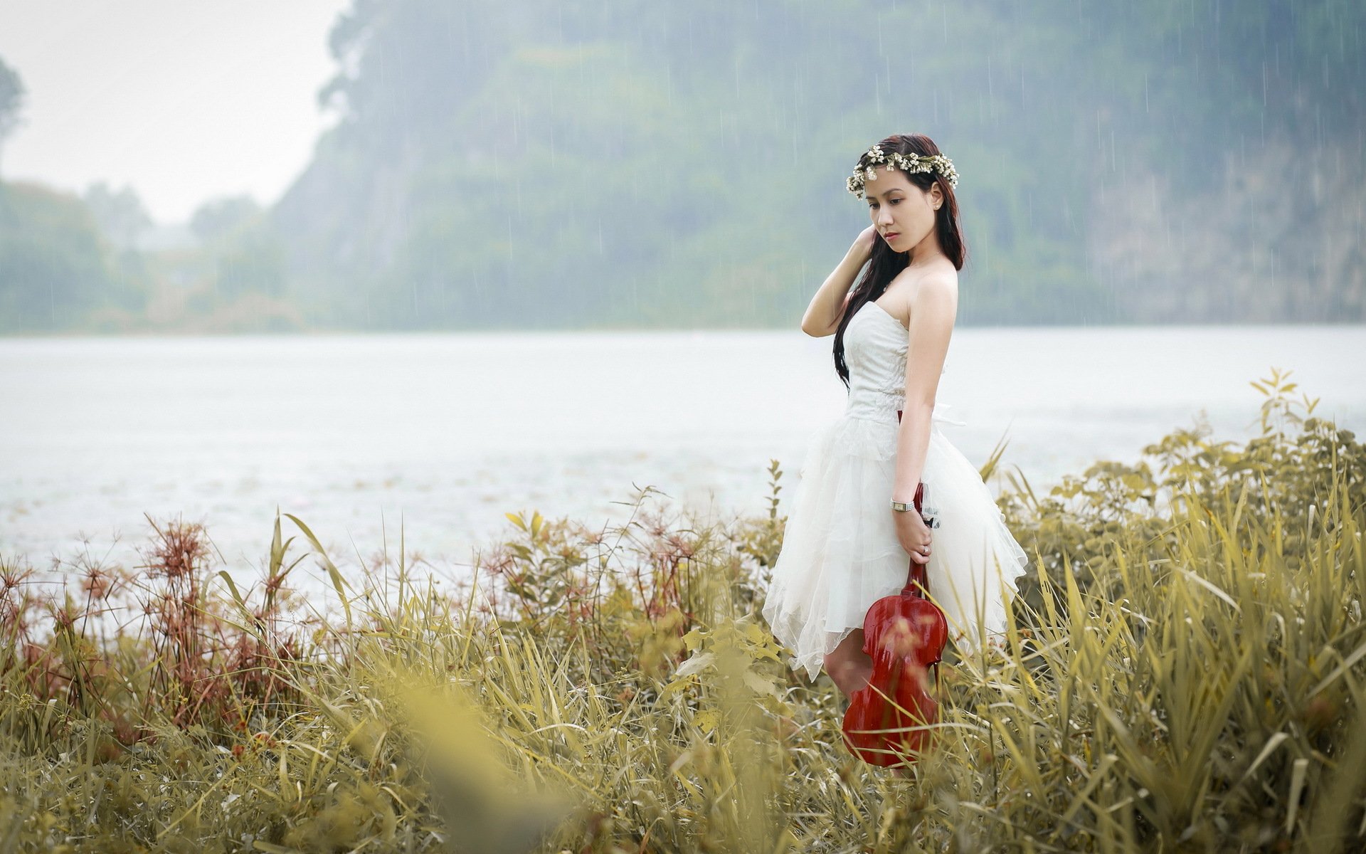 fille asiatique violon pluie musique