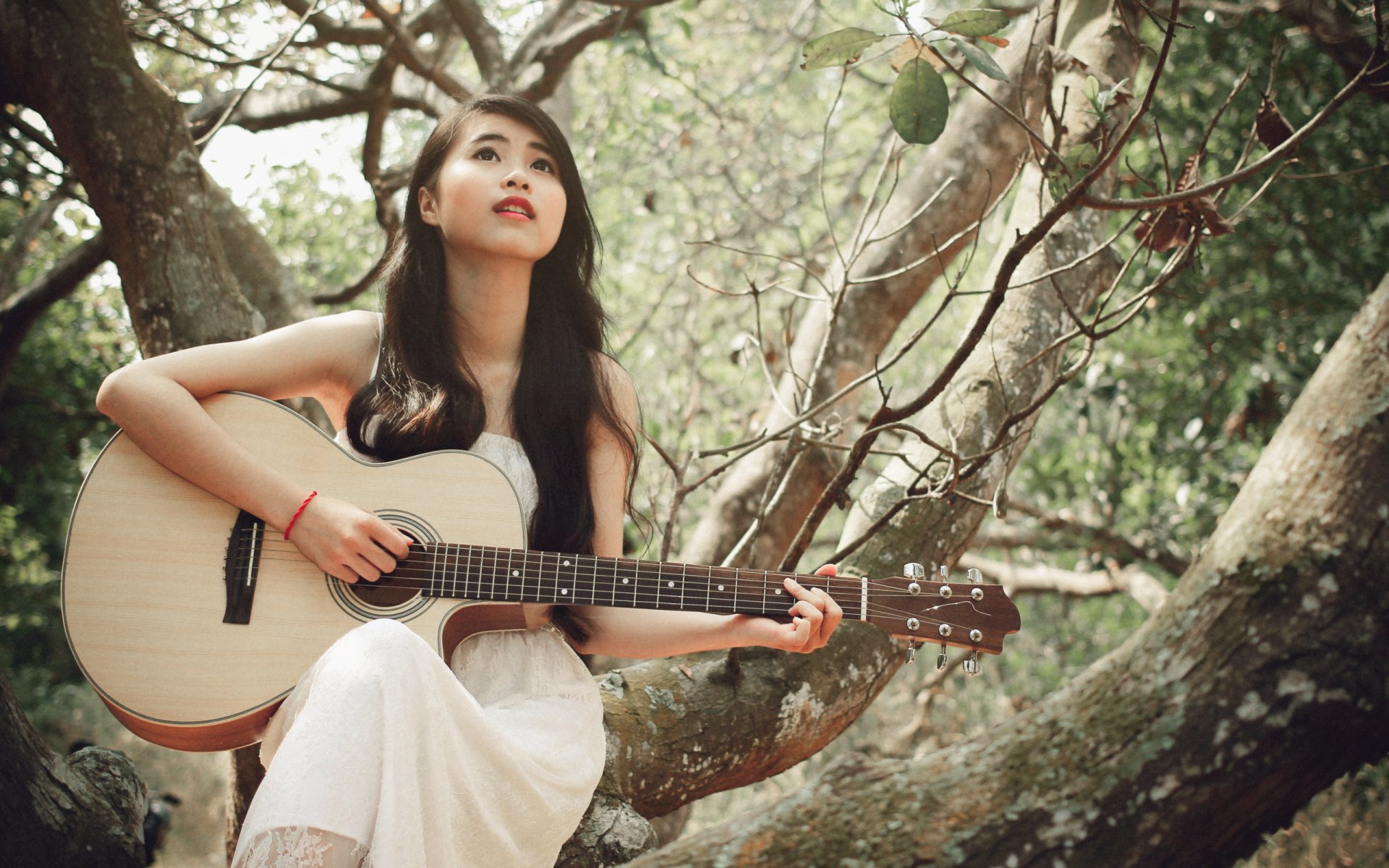 chica asiático guitarra música