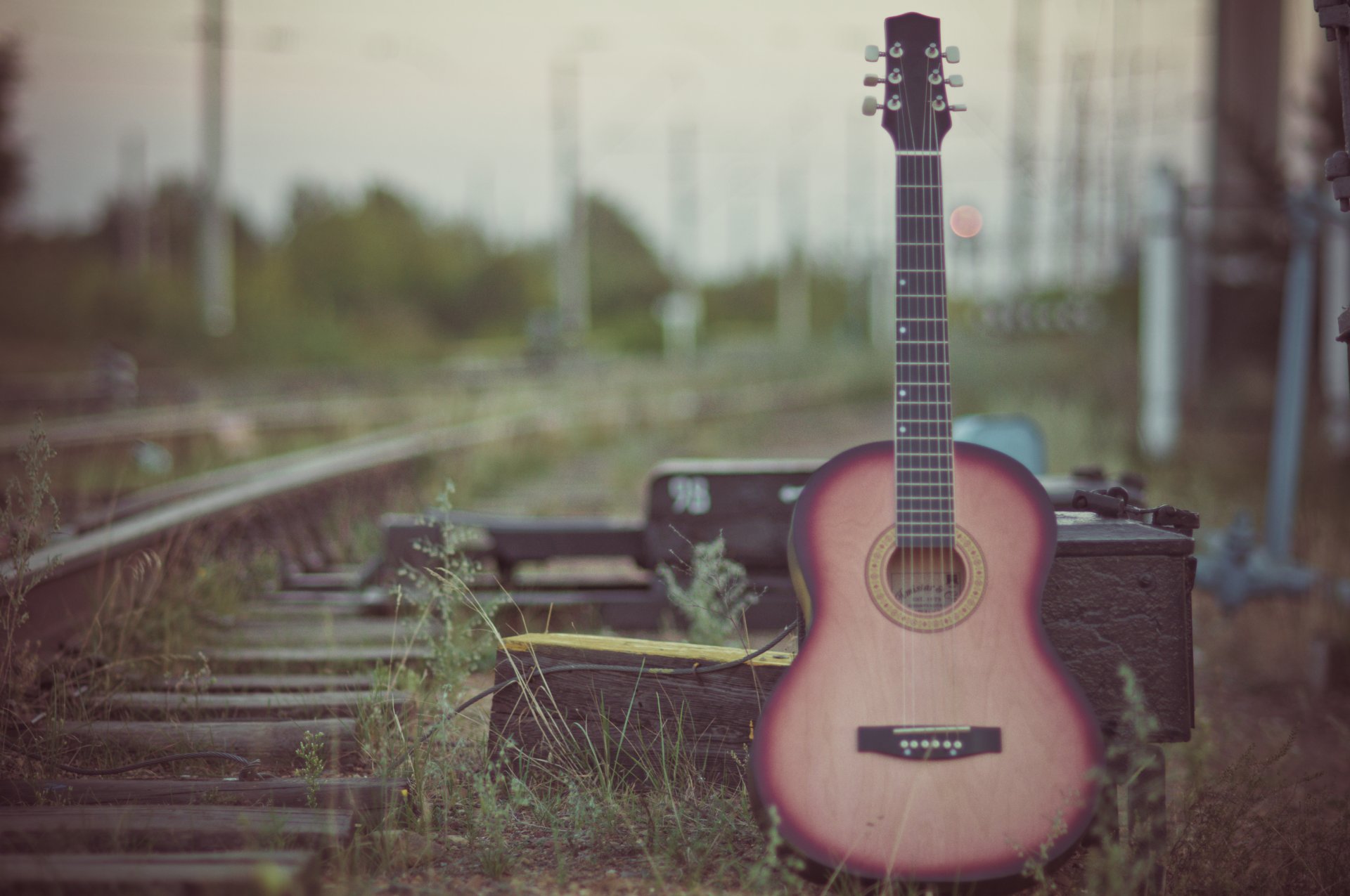 guitare rue chemin de fer flou nature