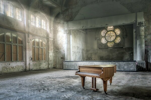 Altes Klavier im Saal mit Buntglasfenster