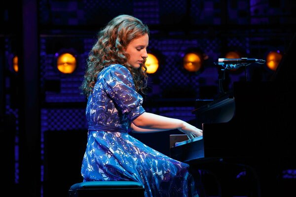 Pianiste derrière le piano lors d un spectacle musical