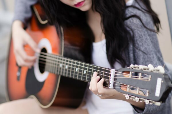 Fille jouant de la guitare