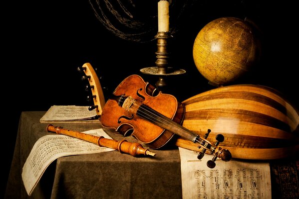 Nature morte musicale: violon, notes, bois, Globe, bougie