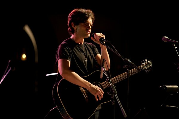 Artista Tim Buckley con la chitarra sul palco