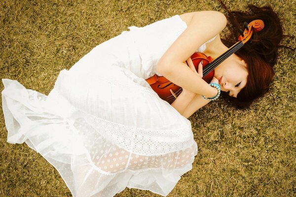 Chica asiática, música de violín
