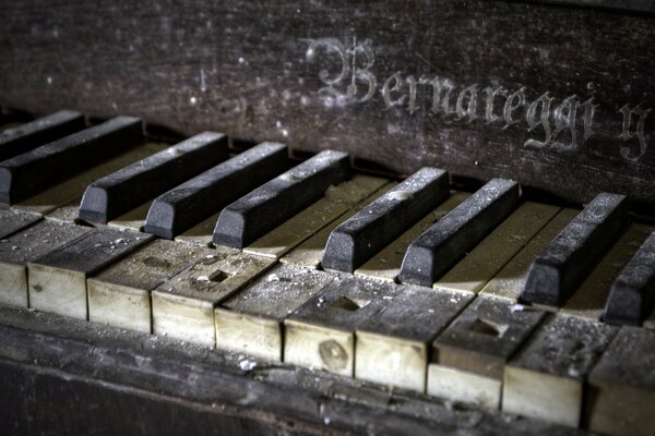 The keys of the old pivnino are dirty